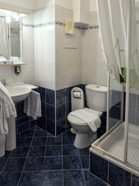 Residence Hotel Les Ducs De Chevreuse Avec Hebergement, Repas & Pdj, Seminaire, Bureau & Parking Luaran gambar